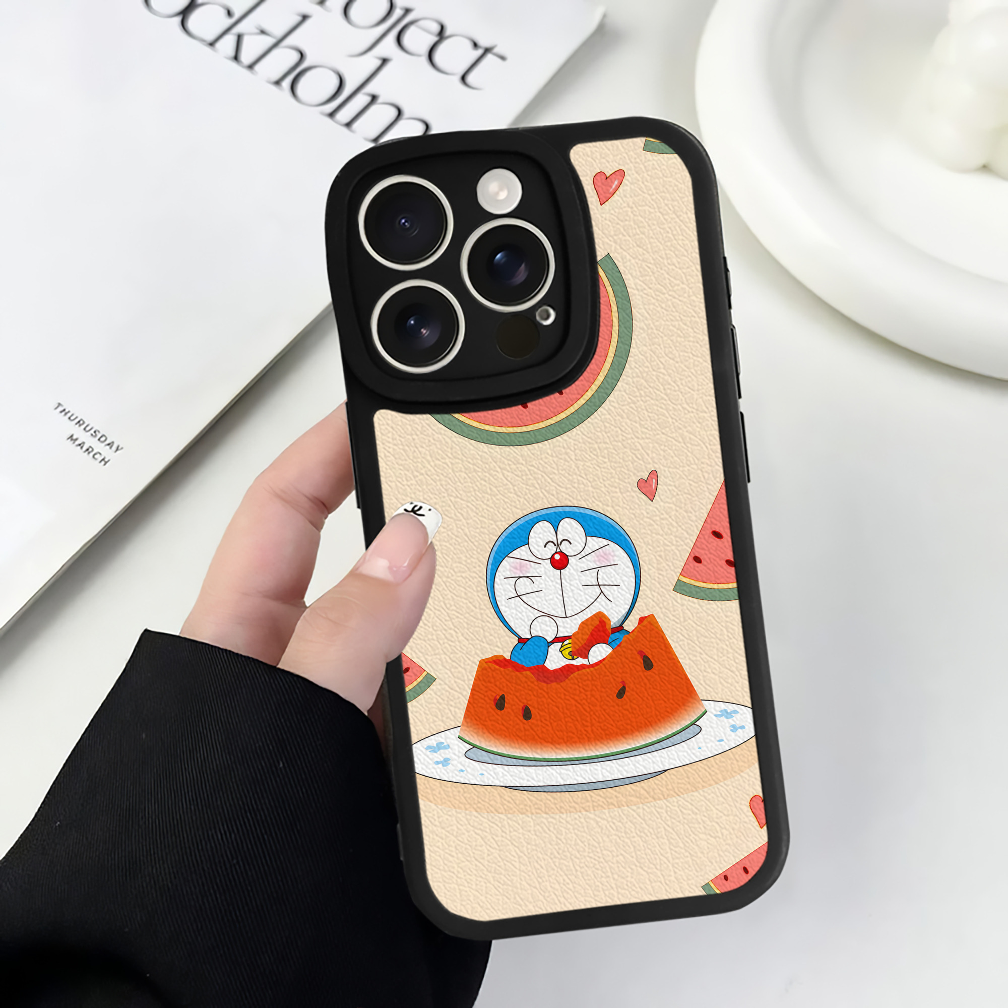（画像用） ドラえもん Doraemon 【iPhone 16シリーズ対応】シリコンスマホケース（レザー調） 材質：シリコン